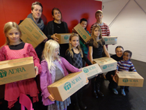 Kinder in der Schweiz mit dem selbst gepakten Paket