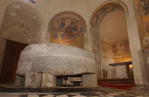 Taufbecken des Baptisteriums in Riva San Vitale/Tessin