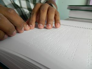 Mann aus Costa Rica liest die Bibel in der Blindenschrift Braille
