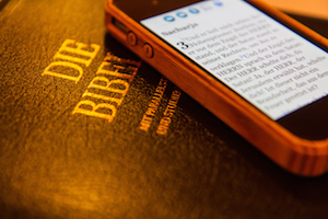 Die Bibel gibt es in vielen Sprachen und auch auf modernen Medien