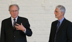 Pastor Dr. Jan Paulsen (links) mit Übersetzer Pastor Frieder Schmid 