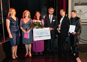 Projektkoordinatorin A. Emrich (mit Blumenstrauss) und ADRA-Geschäftsführer C. Molke (rechts) nehmen Stiftungspreis entgegen