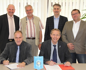 Unterzeichnung der Partnerschaftsvereinbarung: Dr. Friedbert Ninow (links) und Rainer Aumann, Präsident des Rotary Clubs