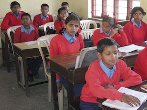 Indien: Kinder lernen mit biblischen Büchern in Braille-Schrift lesen