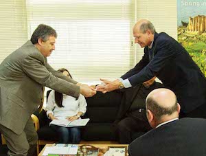 Austausch von Geschäfskarten: Jordanischer Tourismusminister, Nidal Katamine (links) und Pastor Ted Wilson 