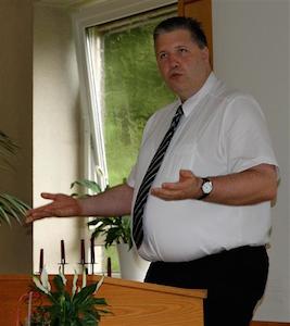 Pastor Sascha Mroczek (44) während seiner letzten Ansprache 