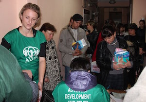 Mitarbeiter und Freiwillige von ADRA Russland verteilen Hilfsgüter