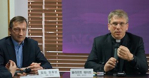 ÖRK-Generalsekretär Pastor Dr. Olav Fykse Tveit (re.) und der ÖRK-Mitarbeiter Peter Prove (li.) bei Pressekonferenz in Seoul