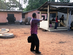 Antonio Monteiro winkt bei seiner Entlassung den Wächtern vor dem Gefängnis in Lomé zu