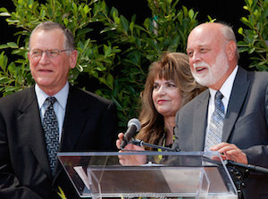 Richard Hart, (rechts), Präsident von Loma Linda University Health, mit den Spendern, Dennis und Carol Troesh