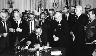 Präsident Lyndon Johnson unterschreibt am 2. Juli 1964 den Civil Rights Act