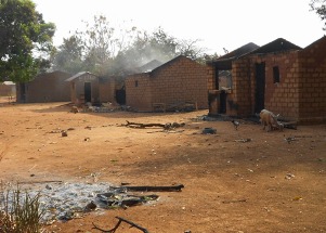 Ausgebranntes Dorf in der Zentralafrikanischen Republik