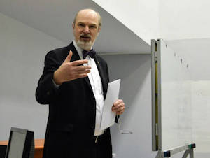 Prof. Thomas Schirrmacher während der Gastvorlesung in Tirana/Albanien