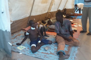 Dorfbewohner in Kamerun werden nach einer Attacke von Boko Haram medizinisch versorgt	