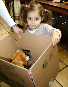 Mädchen in der Schweiz hilft ein Weihnachtspaket für ein Kind in Moldawien packen