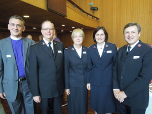 Bischof Harald Rein, Heilsarmee General André Cox, Kommissärinnen Silvia Cox und Jane Paone, Kommissär Massimo Paone (von links)