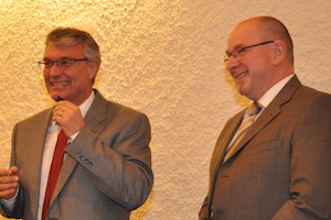 Pastor Paul Wright (links) interviewt den ehemaligen NAK-Gemeindeleiter Robert Stumpf