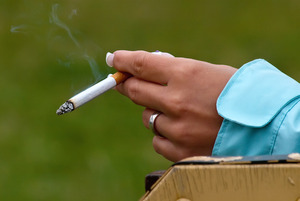 Mehrheit der Schweizer Bevölkerung will keine Tabakwerbung mehr und ist für höhere Zigarettenpreise