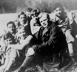 Dietrich Bonhoeffer mit Schülern im Frühjahr 1932