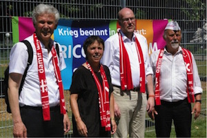 Menschenkette mit (v.l.): Jochen Cornelius-Bundschuh, Margot Kässmann, Renke Brahms, Horst Schäffler