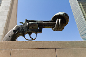 Revolver mit Knoten vor UN-Gebäude in New York