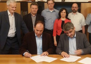 T. Ócsai, (re), Präsident der Adventisten unterzeichnet mit J. Cserbik, Leiter der „Christlichen adventistischen Gemeinschaft"