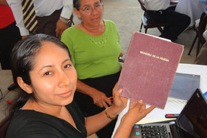 Teilnehmerin an Ausbildung für adventistische Gemeindeschreiber in Zentralmexiko mit dem Mitgliederbuch ihrer Kirchgemeinde