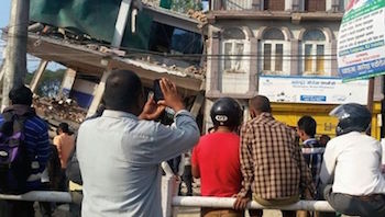 Bewohner von Kathmandu besichtigen die Zerstörungen des Erdbebens vom 12. Mai 