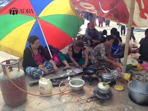 Frauen in Nepal kochen im Freien 