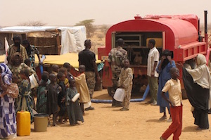 Wasserverteilung am Tanklastwagen im Flüchtlingslager Tabarebyrey, Niger