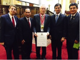 John Graz (Mitte) erhält die Medaille des Kongresses von Peru für sein Engagement für Religionsfreiheit 