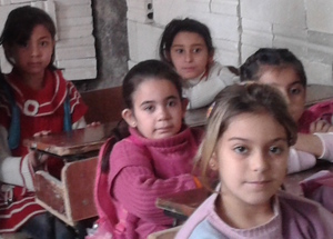 Syrische Flüchtlingskinder in einer provisorischen Schule
