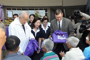 Phan Wannamethee, Generalsekretär Rotes Kreuz Thailand (weisser Kittel) und Augenarzt Dr. Varangkna Tongkamsai bei Eröffnung