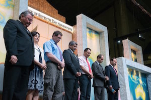 Gebet mit fünf ungarischen Gästen (Mitte) an der Weltsynode in San Antonio, USA