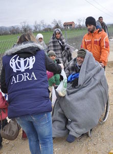 Mitarbeiterin von ADRA Mazedonien versorgt Flüchtlinge