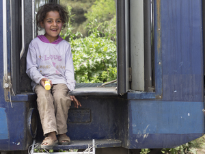 Flüchtlingsmädchen in Eisenbahnwagen, Serbien