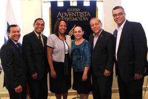 (Dritte von links) Shesell Busby mit adventistischen Abteilungs- und Kirchenleitern von Panama