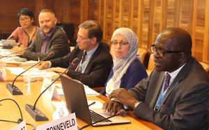 Dr. Ganoune Diop (rechts), während dem Referat an der UNO-Konferenz, Genf/Schweiz