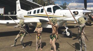 Asaro Schlammmänner begrüssen das neue Flugzeug, P2-SDA, in Goroka, Papua-Neuguinea