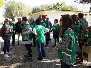 Freiwillige von ADRA Italien im Betreuungseinsatz für Evakuierte des Erdbebens im Camping Porto Recanati an der Adria