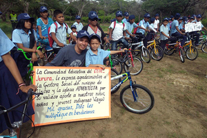 Schüler in Uribia im Departement La Guajira, Nordkolumbien, mit ihren Schulvelos