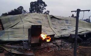 Niedergebrannte Blockhütte auf dem Lagerplatz der Adventisten: Camp Logue Brook