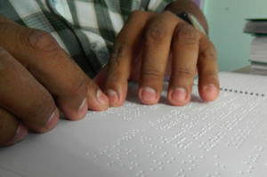 Lesen eines biblischen Textes in Braille-Schrift