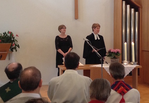 Pastorin Barbara Witzig (Adventisten), Pfarrerin Dietlind Mus (Evang. ref. Kirche) bei der Predigt (rechts)