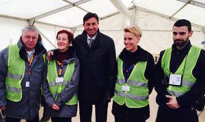 Freiwillige von ADRA Slowenien mit Borut Pahor, slowenischer Staatspräsident, im Empfangszentrum Dobova
