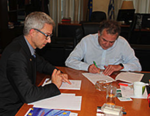 ADRA-Geschäftsführer Christian Molke (li.) bei der Vertragsunterzeichnung mit Regierungsvertreter