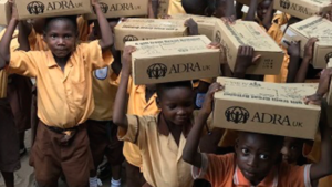Kinder in Ghana mit Geschenk-Paketen