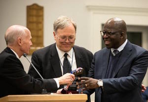 Lance B. Wickman (links) überreicht Dr. Ganoune Diop (rechts) die Auszeichnung