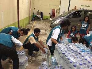 Freiwillige von ADRA Peru bereiten Trinkwasser zur Verteilung in Chiclayo vor, Hauptstadt der Region Lambayeque, Nordperu