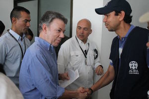 Dr. Juan Manuel Santos, Präsident von Kolumbien, dankt Gabriel Villarreal Richtl, Direktor ADRA Kolumbien, für Hilfe 